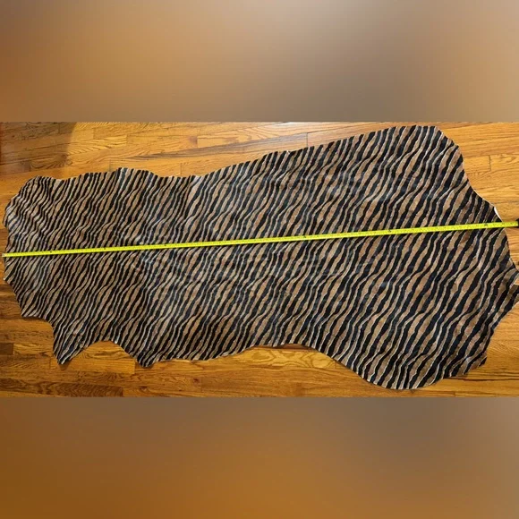 Large Hair-on (short pile) Tiger Stripes Pattern Leather cutting - Picture 3 of 5